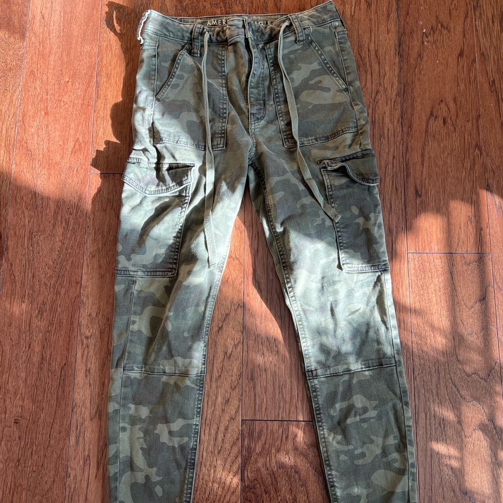 American Eagle Cropped Camo Cargo Jeggings